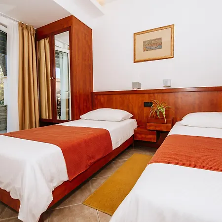 자톤 홀리데이 4* 닌